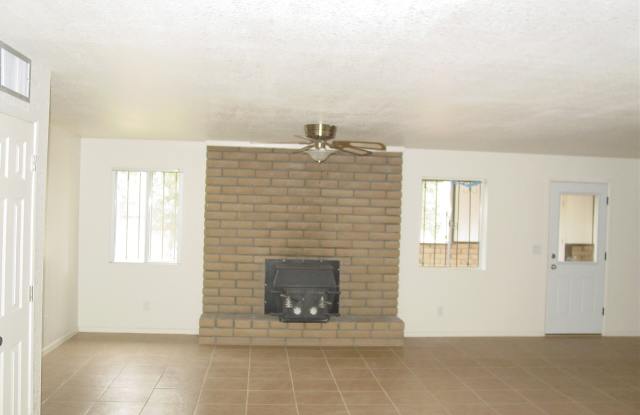 3BR/2BA/2GA 1,768 sq.ft. rental in Sierra Vista, AZ- Brand New Tile In Bedrooms!!!