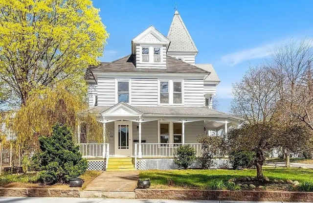 Photo of Spacious 6BR Duplex in Athol