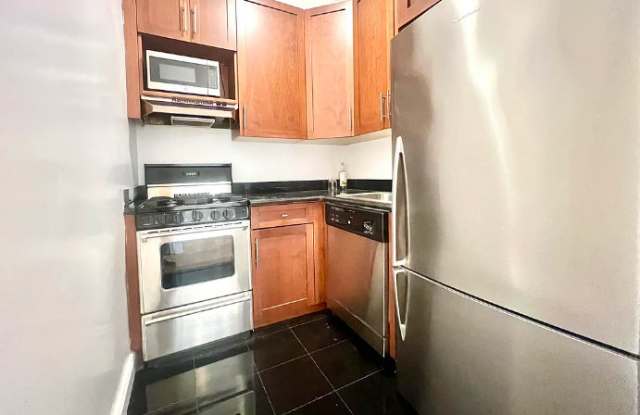 128 E 24th St