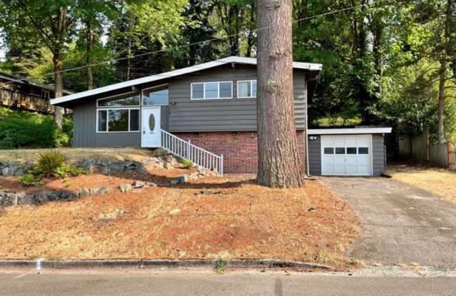 Charming 4 Bed 2 Bath Tri-level in Eastgate, Bellevue