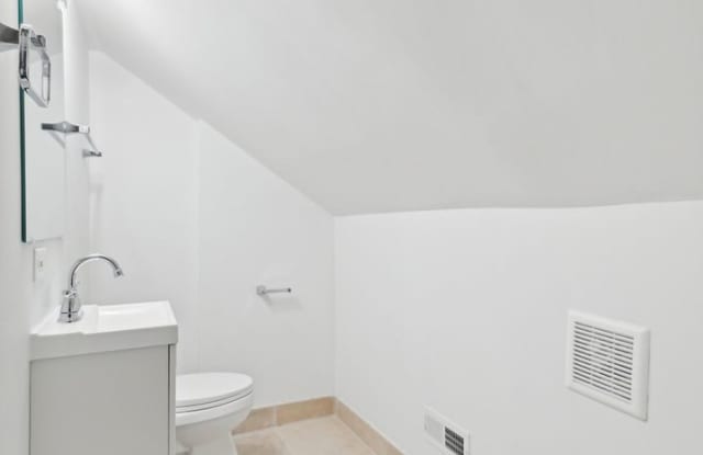 Charming 3BR Duplex in Chicago