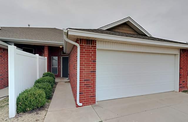 Very nice 3 bedroom 2 bathroom duplex in the  Yukon school district