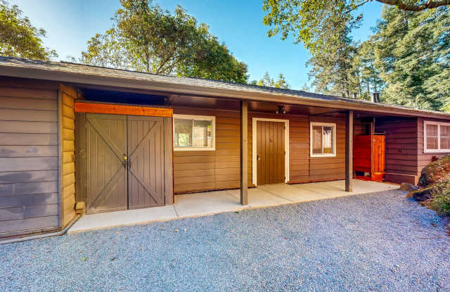 Cozy and Spacious 1 Bedroom 1 Bathroom Single Family Home! Landscaping and Garbage Included!