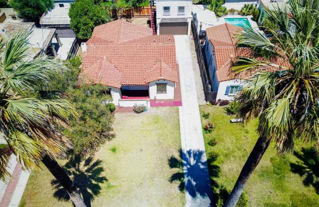 Wood Street Charmer - 3 Bed / 2 bath (Front House)