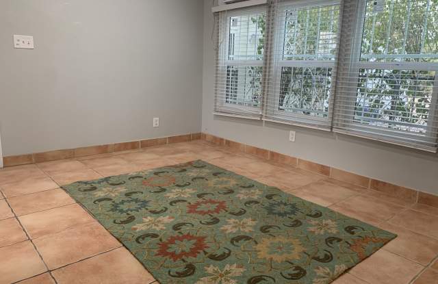 2549 East Glenn Street