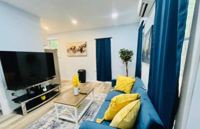 Photo of 735 East University Avenue Unit 1