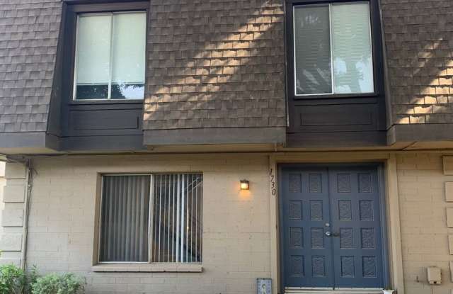 LAST MONTH'S RENT FREE-- Wonderful 3 bedroom 2.5 bath Town Home in Excellent location in Tempe
