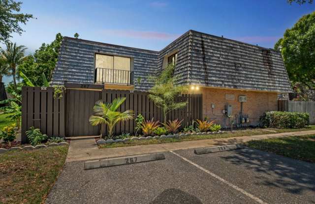 Photo of Elegant Lakeview Townhome – Hardwood Floors, Enclosed Patio,  Beachside Living