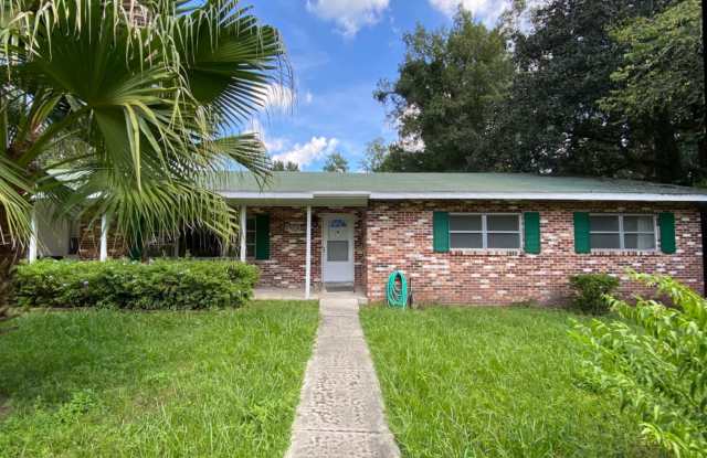 Photo of 4/3.5 with Pool Home Located in NW Central Gainesville!