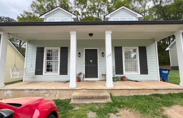 4 Bedroom/4 Bathroom House!