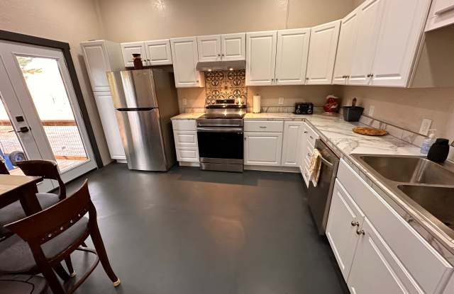10805 Clover Ln