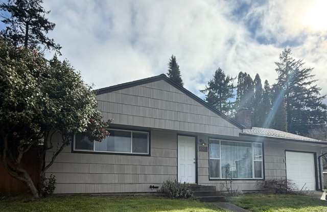 Rambler on corner lot in convenient Bremerton location!