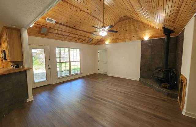 Welcome Home to 1906 Alcoa in Benton, for rent - Please read the full description*