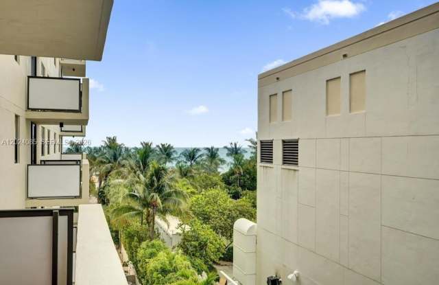 1623 Collins Ave