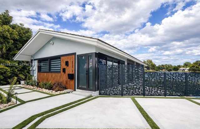 425 NE 103rd St # 425 MIAMI SHORES, FL 33138