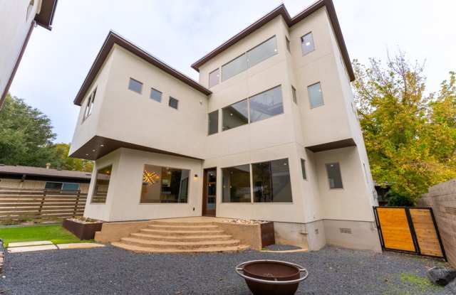 Gorgeous 4 bedroom, 5 bathroom House in Bouldin Creek!