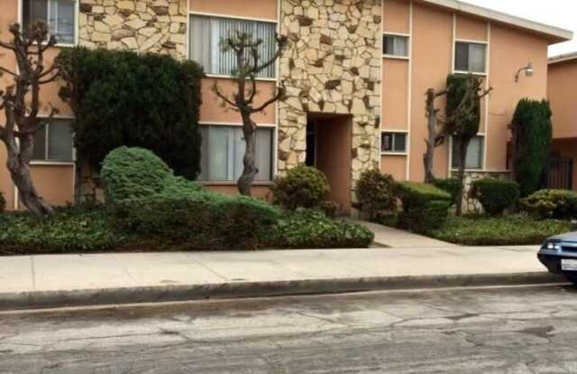514 W Hyde Park Blvd