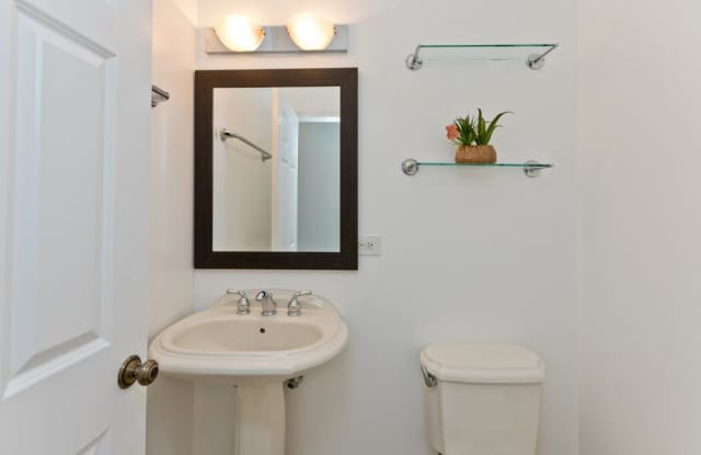 Photo of 854 W Erie St, Unit 3E