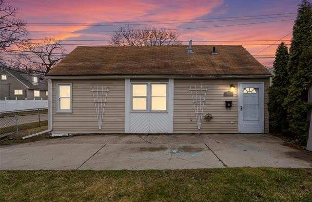 Photo of 23462 CARLISLE Avenue
