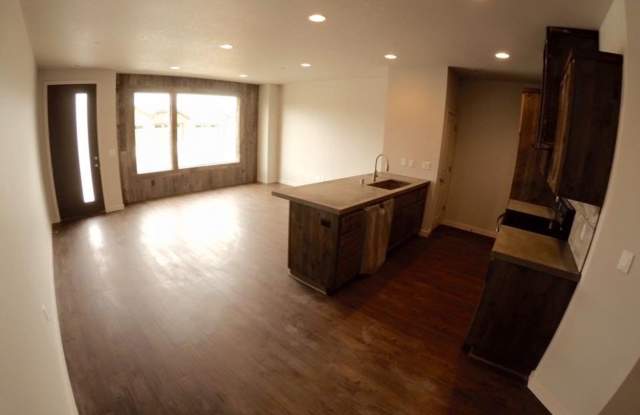 Like New Ridgefield Townhome for Lease in Pioneer Canyon - 179 N 44th Pl