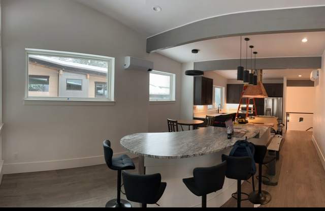 LARGE HIGH END 5 BED CONDO W/ 2 CAR GARAGE