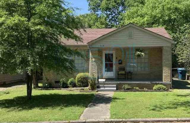2BR/1BA brick bungalow in Stiff Station, steps from UAMS!