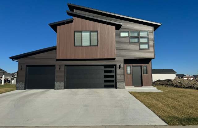 4-bedroom, 3-bathroom West Fargo Single-Family Home w/ 3 Stall Garage