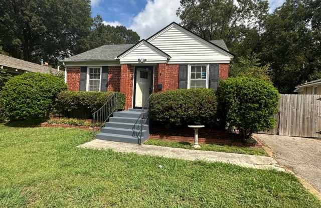 Photo of 3 full bedrooms and 2 baths near the U of M! Great kitchen! Fenced yard! Pets allowed w fees!