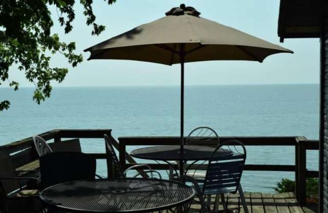 5537 Lakeshore Drive