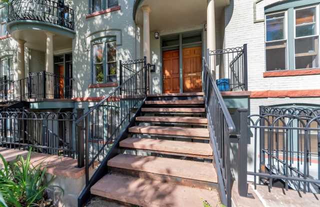 Beautiful Row Home Style Condo Central Denver Location