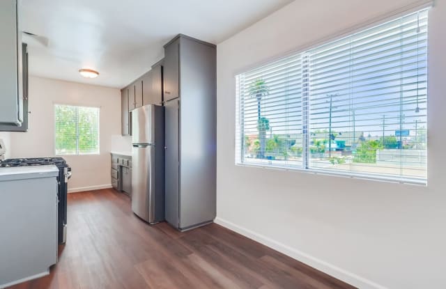 Classic Courtyard Building on Venice Blvd – Secure, Convenient, Pet-Friendly