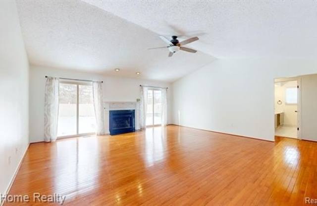 915 KNIGHTSBRIDGE Road