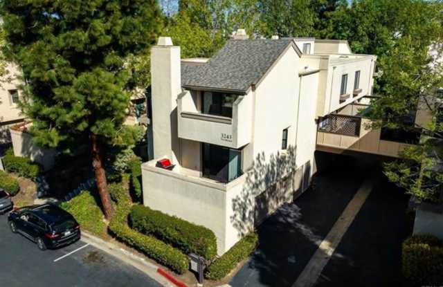 Beautifully Furnished 2 Bed/2.5 Bath Townhome in the Desirable Woodlands of La Jolla