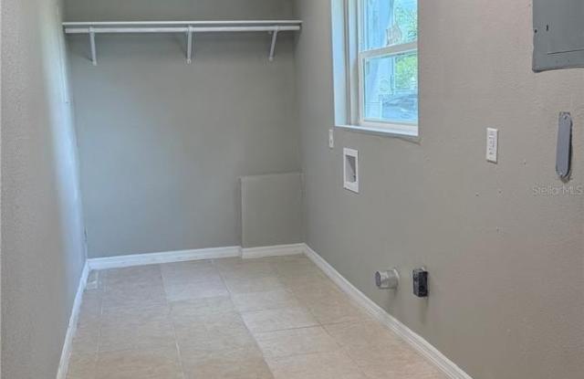 1148 W Lakeview Circle