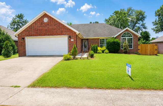 3 Bedroom / 2 Bath Home Located in West Fayetteville