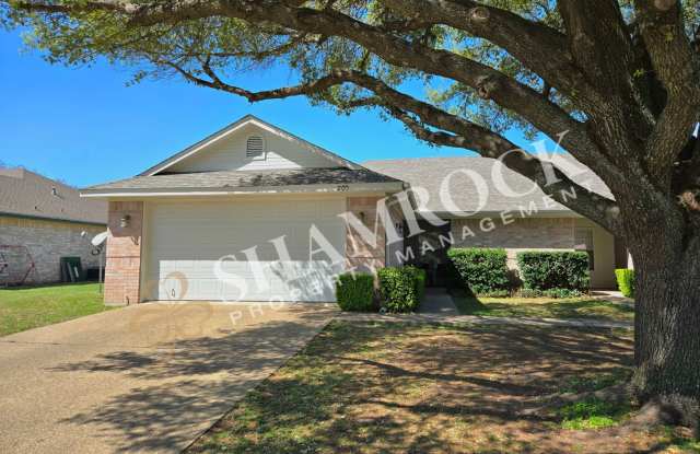 Duplex near Hewitt Park
