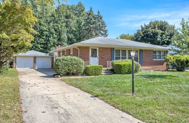 3 bedroom, 2 bath Ranch -AVAILABLE AUGUST