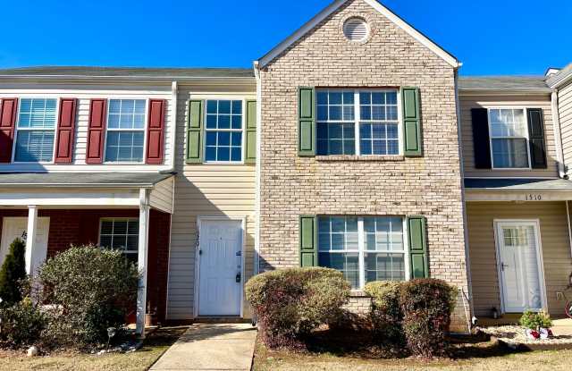 Handsome  Handy 2 Bedroom / 2.5 Bathroom Townhome in McDonough!