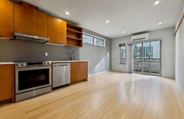 Photo of South Seattle 1 Bedroom + Bonus Room Townhouse with Private Deck and Parking