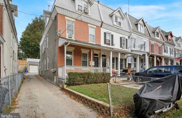 235 ROCHELLE Avenue unit: First Floor