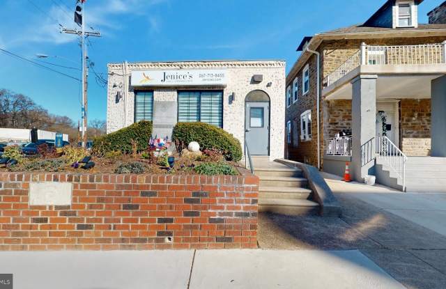 301 E GODFREY Avenue