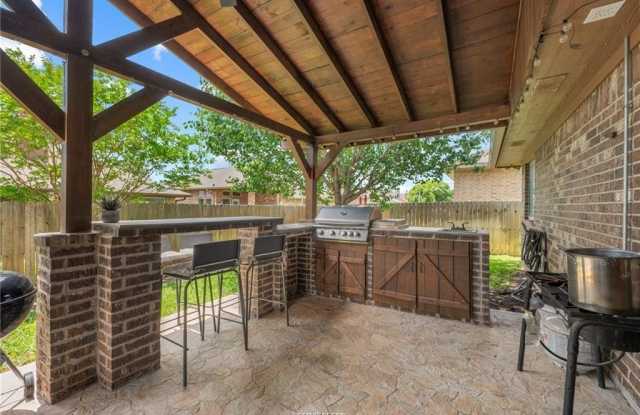 912 Emerald Dove Avenue