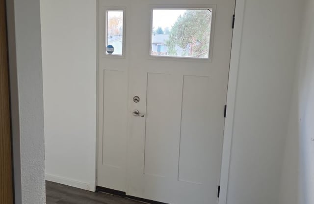 Renton Lake Youngs area - 3 bedroom tri-level home with 2.5 bathrooms and 2 car garage - Avail. NOW!!