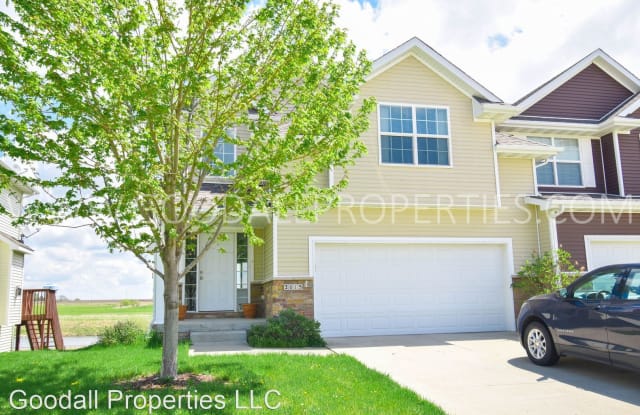 2015 SE Parkview Crossing Dr - 2015 Southeast Parkview Crossing Drive, Waukee, IA 50263