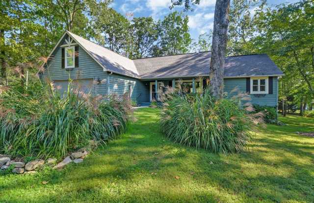 Photo of Immaculate, fully furnished property with lake views. Available for 6 to 12 month lease