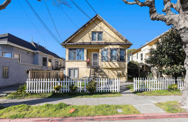 935 Central Ave #B - 3 bedroom | 1.5 bathroom | Upper back unit