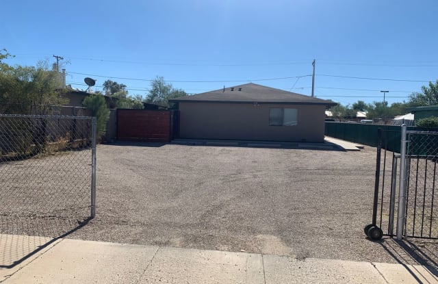 2 Bedroom, 1 Bathroom with A/C 5 minutes from EVERYTHING! - 1138 East 32nd Street, Tucson, AZ 85713