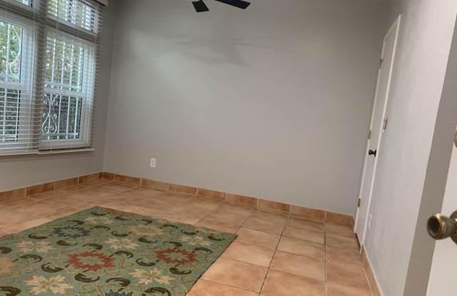 2549 East Glenn Street