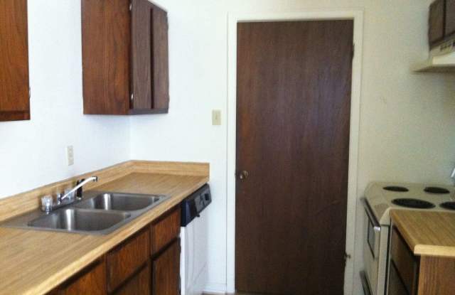 TWO BEDROOM DUPLEX TO SHARE WITH YOUR FURRY FRIENDS!