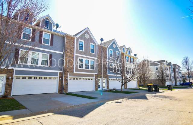 Price Lowered. Updated 2 Bed 2 Bath Townhome in Waukee! - 325 Northeast Olivewood, Waukee, IA 50263